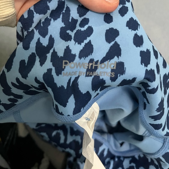 2 pairs of fabletics leggings - Picture 5 of 7